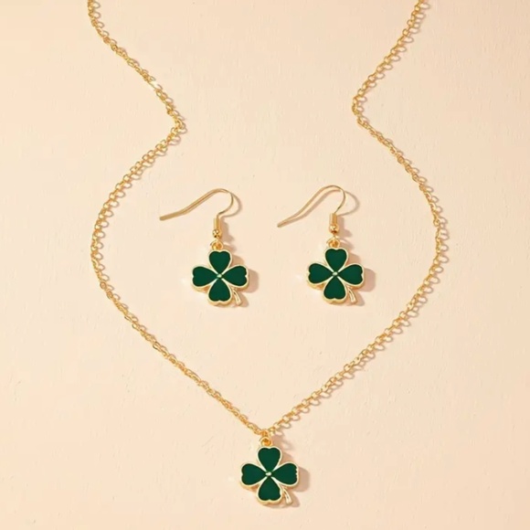 Green Four Leaf Clover Set - Necklace and Earrings - Year Round Set = - NWT - Picture 1 of 4